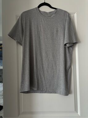 ALO Yoga Men's Gray Short Sleeve Crewneck Tee